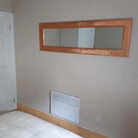 One Double Bedroom Flat Apartment *